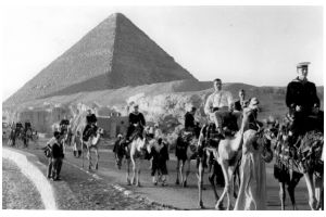 33 Svenska Sjömän vid Pyramiderna utanför Kairo, Egypten.jpg